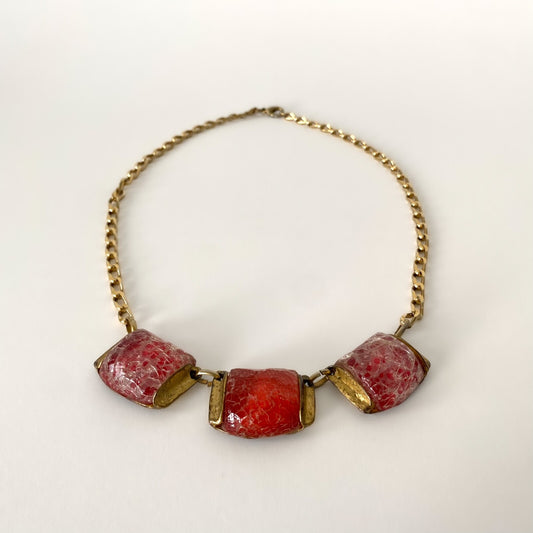 Collier vintage Isaky Paris années 80 • Résine craquelée rouge et Métal doré