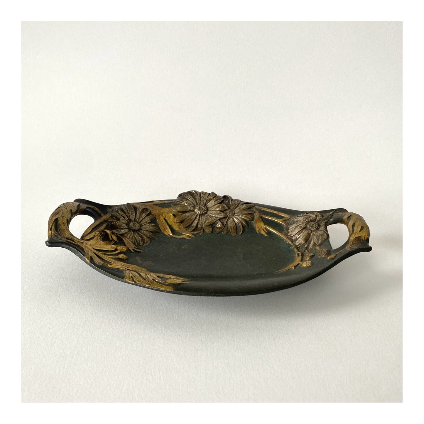 Coupelle Vide-Poche en Bronze Art Nouveau Signée M. Joanny - Décor floral doré