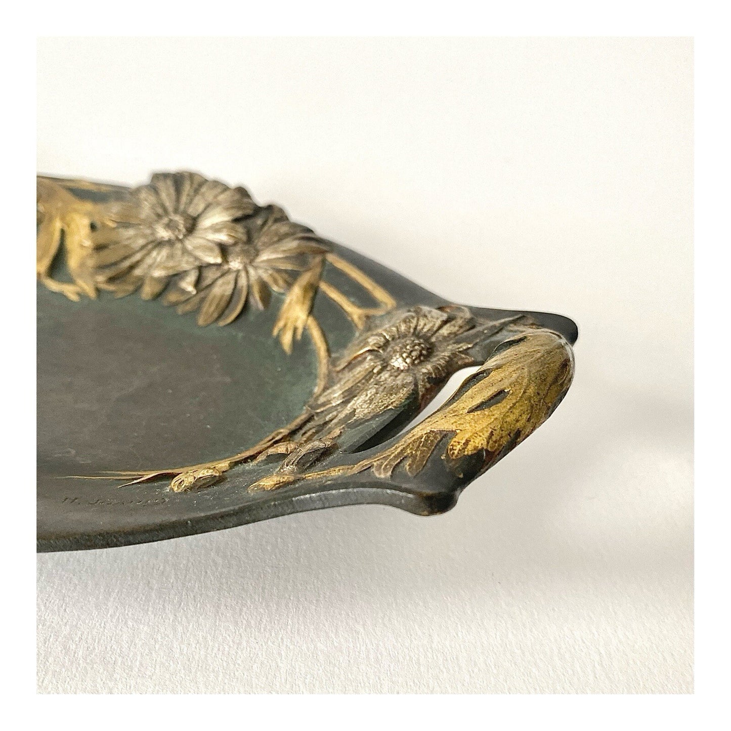 Coupelle Vide-Poche en Bronze Art Nouveau Signée M. Joanny - Décor floral doré