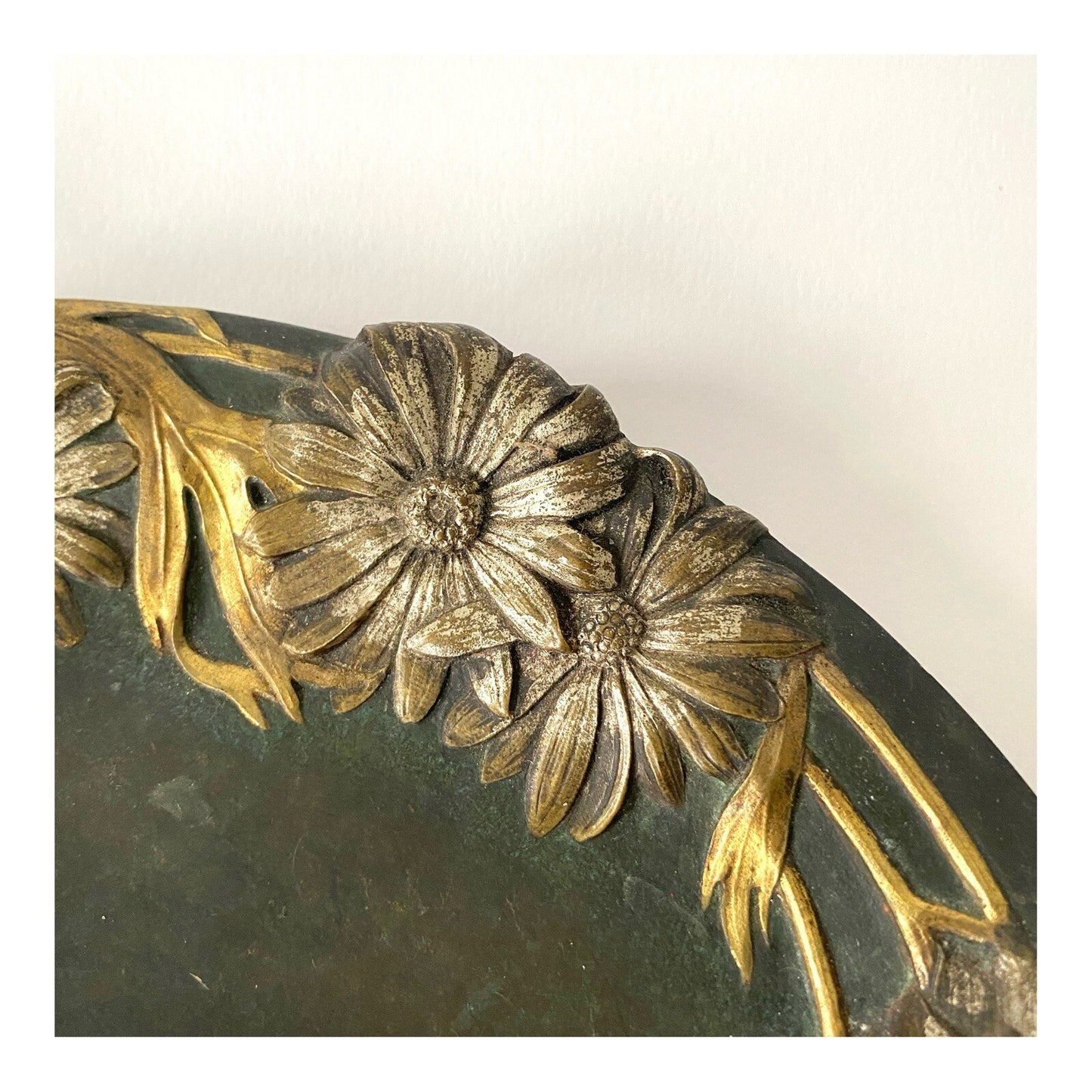 Coupelle Vide-Poche en Bronze Art Nouveau Signée M. Joanny - Décor floral doré