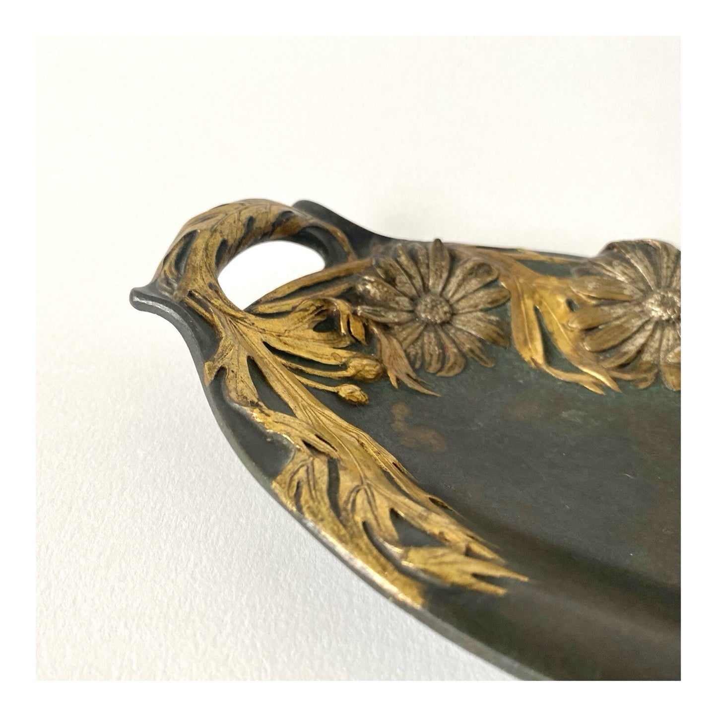 Coupelle Vide-Poche en Bronze Art Nouveau Signée M. Joanny - Décor floral doré