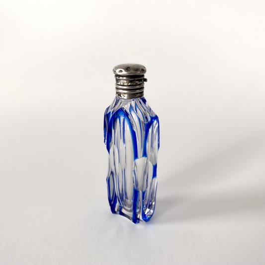 Flacon à parfum en cristal et verre overlay bleu, argent 800 - XIXe siècle