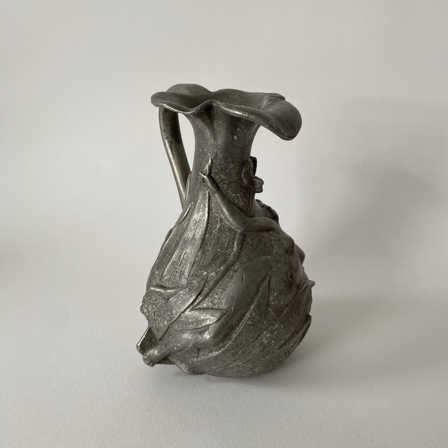 J. GARNIER. Vase Pichet en étain à la Femme nue et aux Fleurs - Art Nouveau 1900
