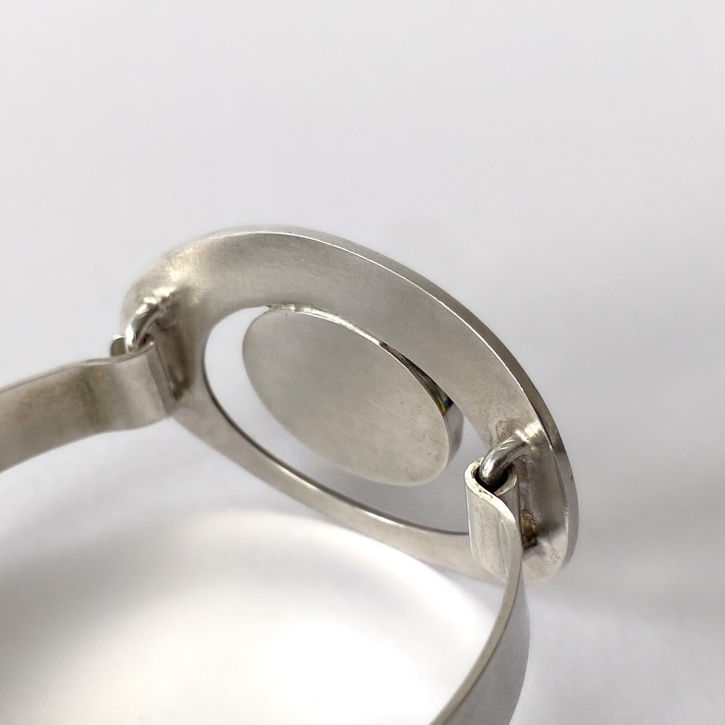 Bracelet jonc en argent massif et émaux bressans – Design moderniste Années 70