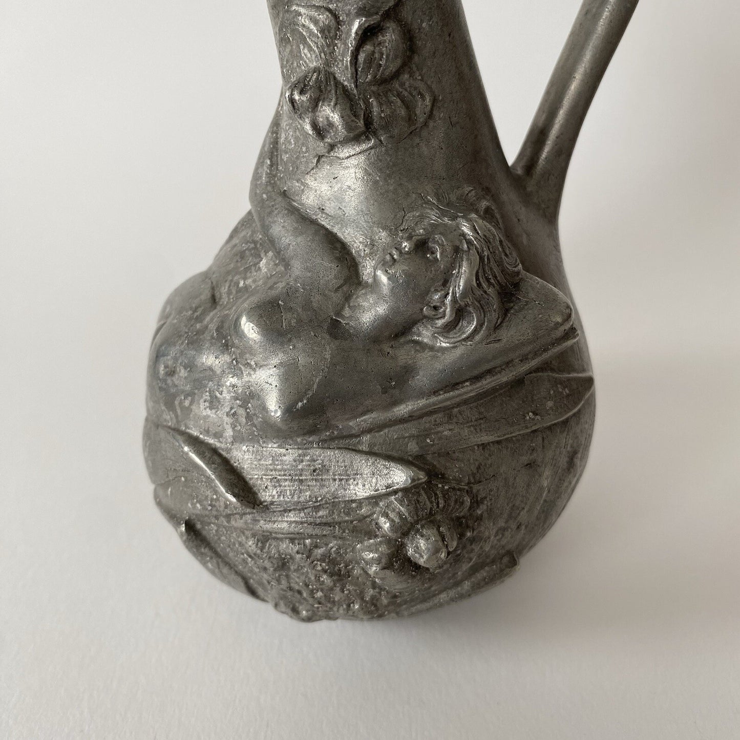 J. GARNIER. Vase Pichet en étain à la Femme nue et aux Fleurs - Art Nouveau 1900