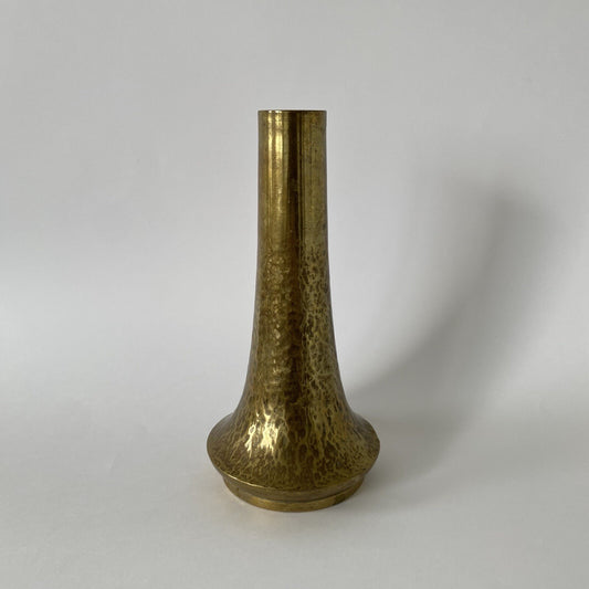 Modernist Taper Vase in Hammered Brass - Art Deco Style Dinanderie