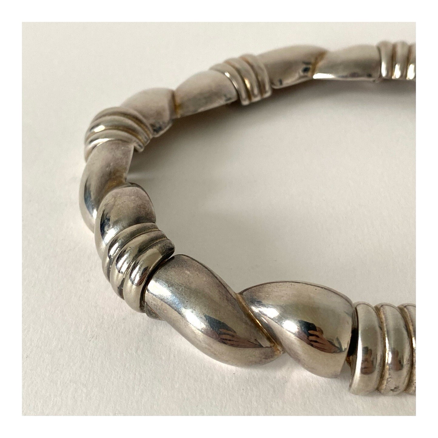 Collier Givenchy Vintage Design Moderniste en Métal argenté - Années 1980s
