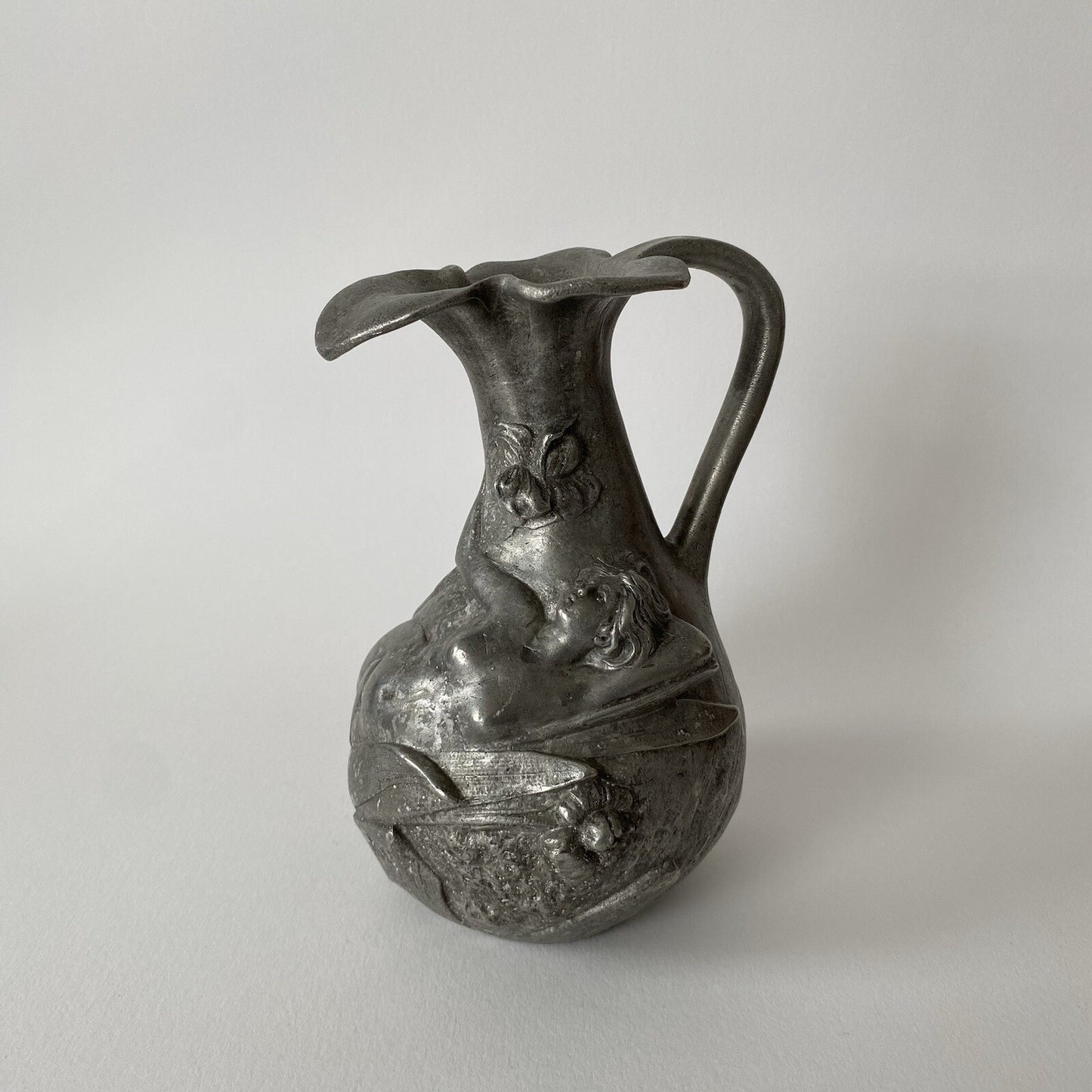 J. GARNIER. Vase Pichet en étain à la Femme nue et aux Fleurs - Art Nouveau 1900