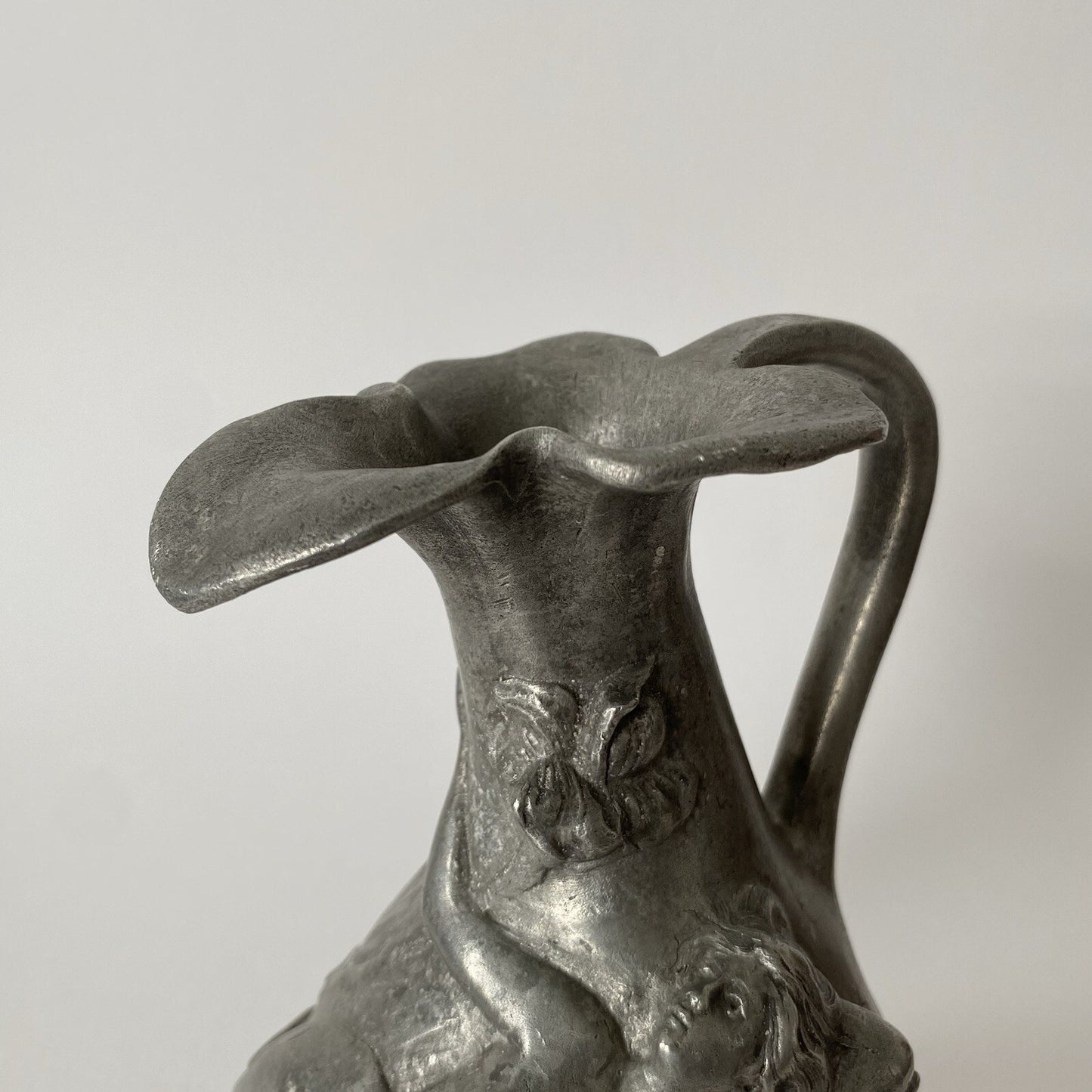 J. GARNIER. Vase Pichet en étain à la Femme nue et aux Fleurs - Art Nouveau 1900