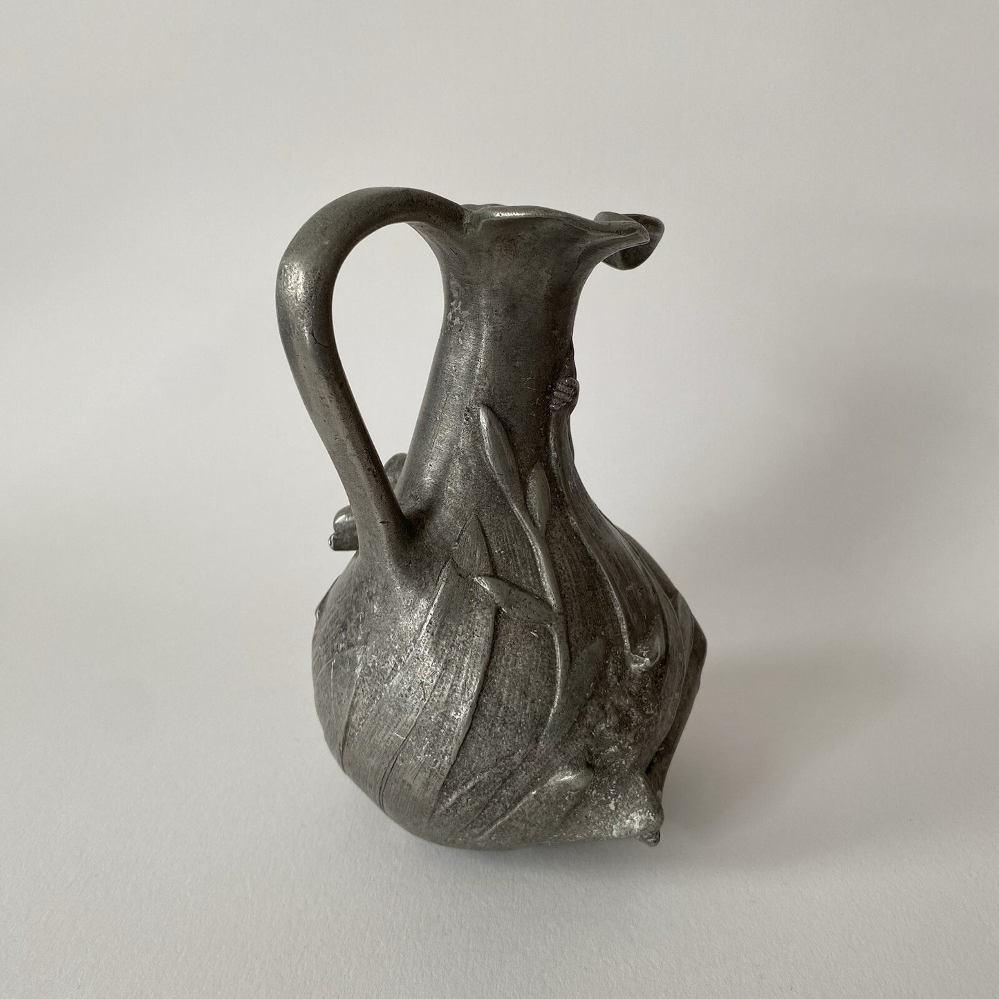 J. GARNIER. Vase Pichet en étain à la Femme nue et aux Fleurs - Art Nouveau 1900
