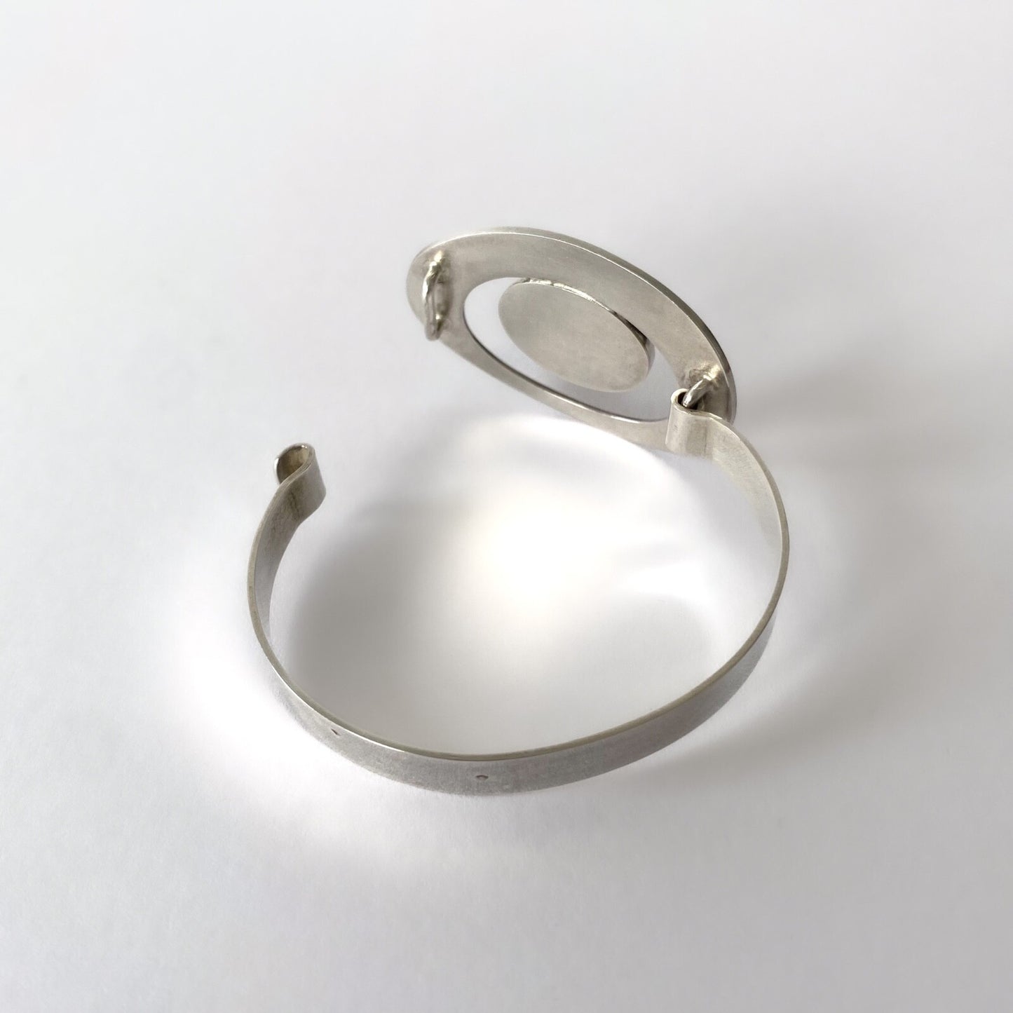 Bracelet jonc en argent massif et émaux bressans – Design moderniste Années 70