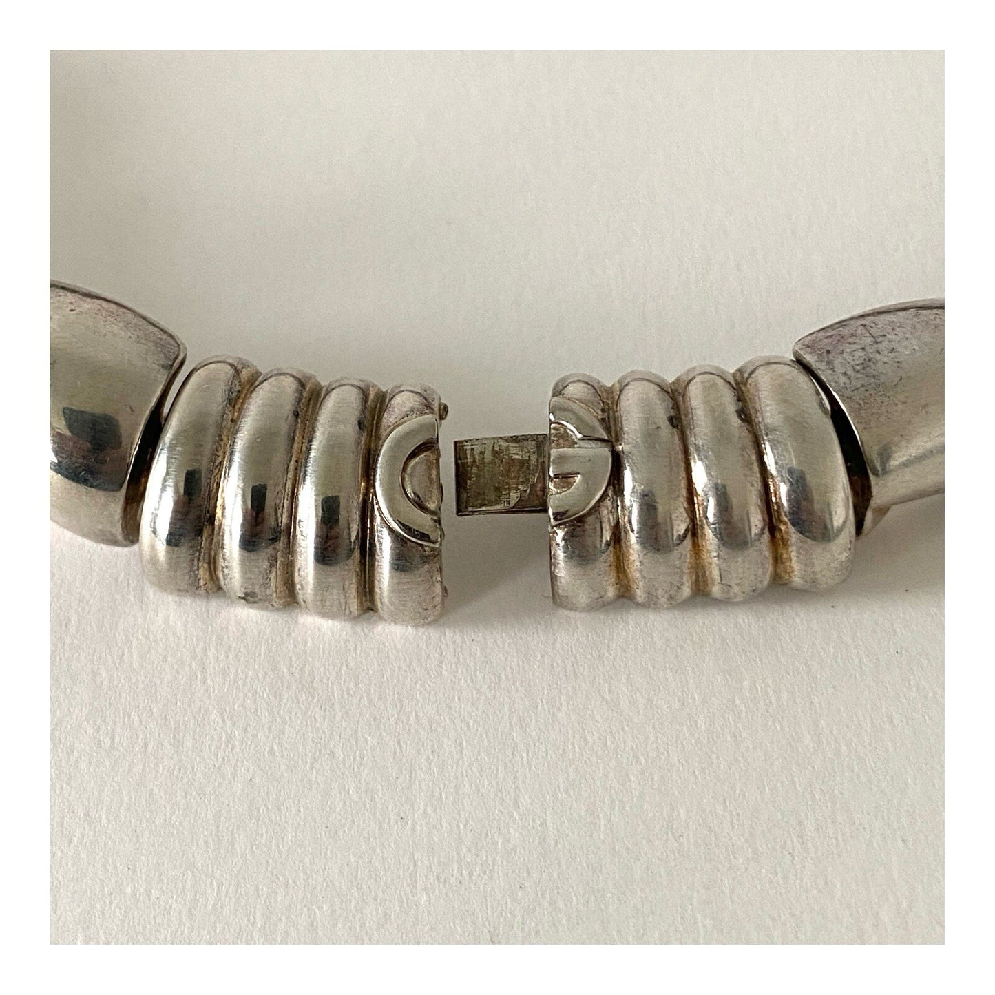 Collier Givenchy Vintage Design Moderniste en Métal argenté - Années 1980s