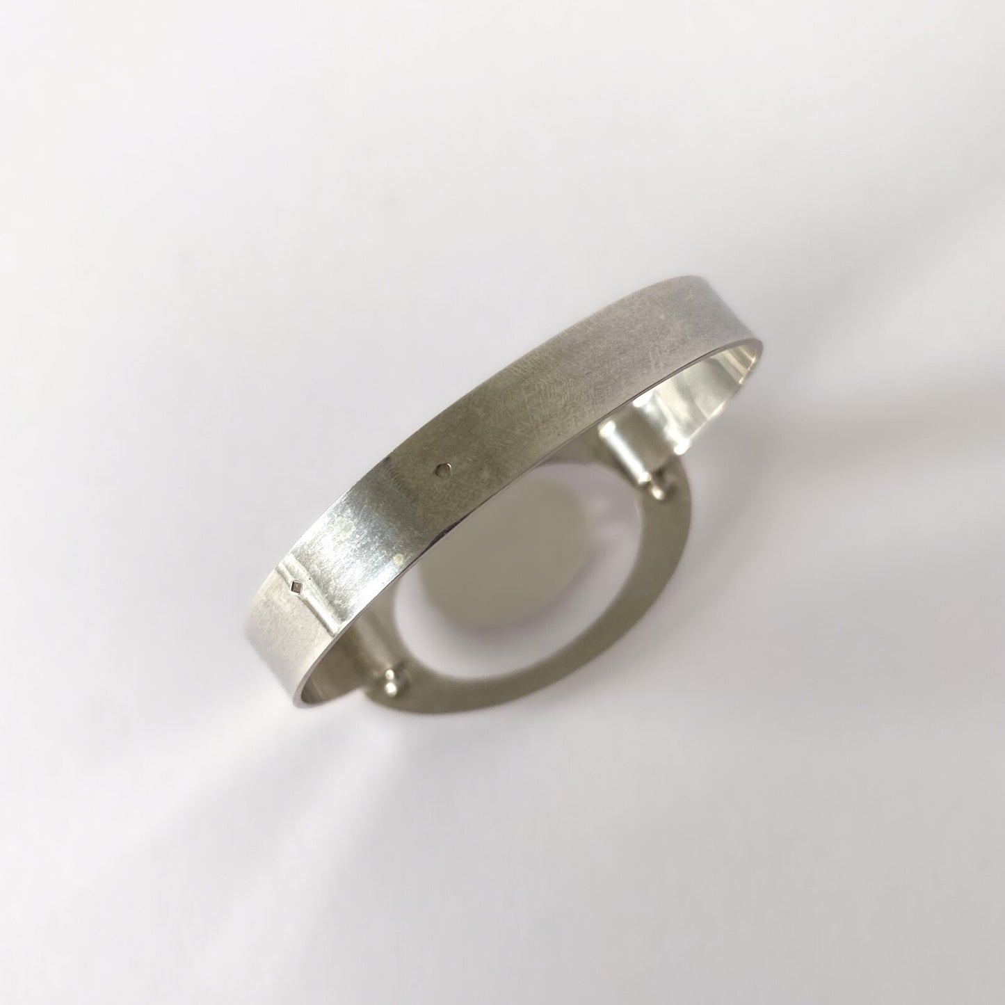 Bracelet jonc en argent massif et émaux bressans – Design moderniste Années 70