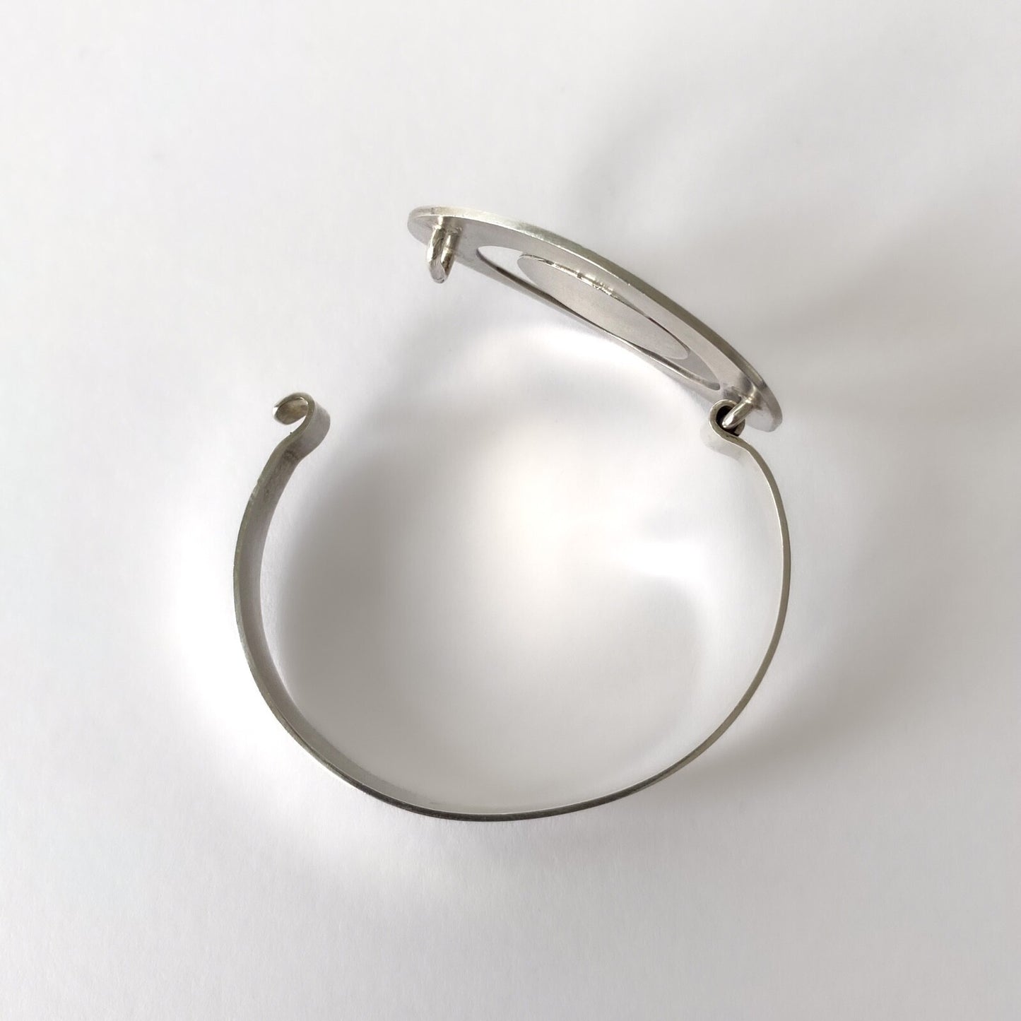 Bracelet jonc en argent massif et émaux bressans – Design moderniste Années 70