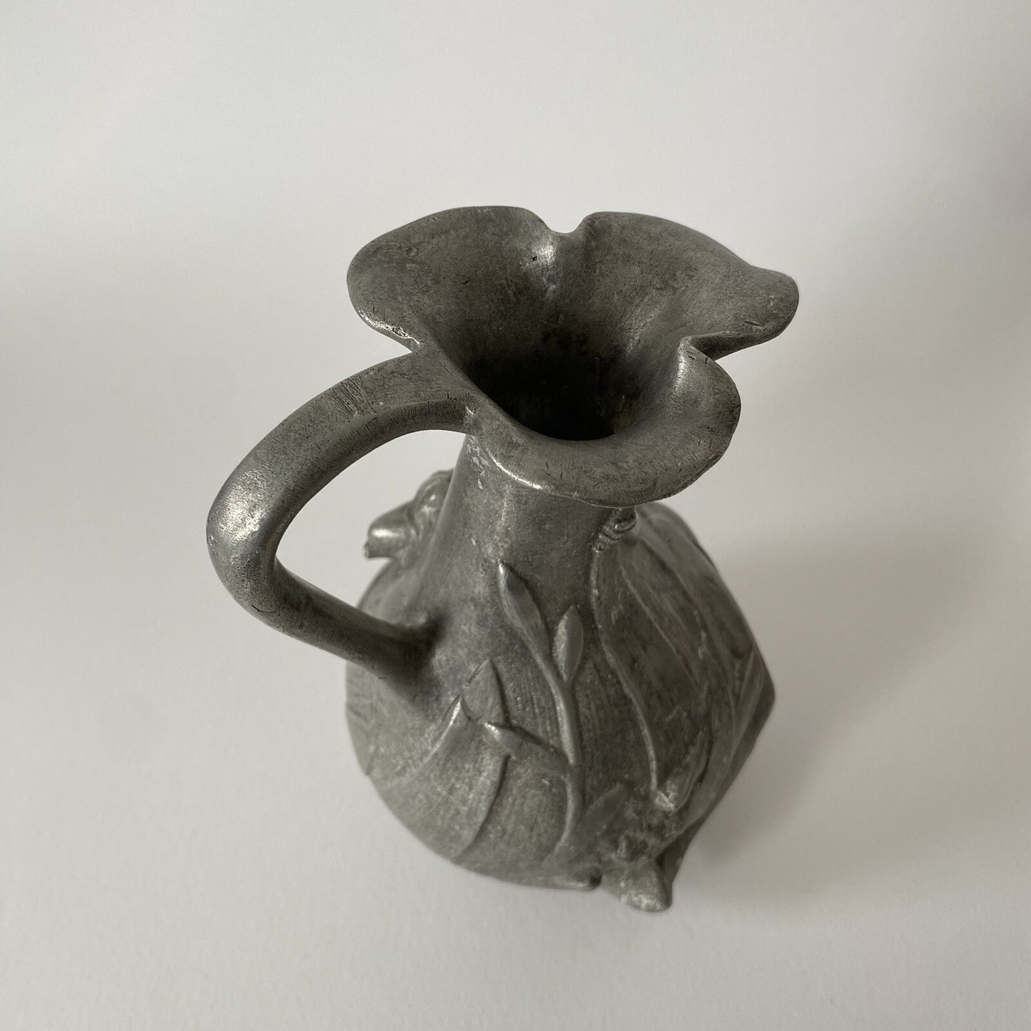 J. GARNIER. Vase Pichet en étain à la Femme nue et aux Fleurs - Art Nouveau 1900